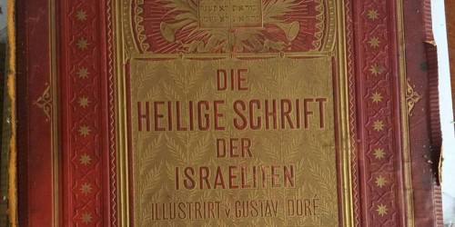 Una biblia de 1874 en el Museo