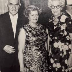 Foto de Ilse de Wilk (en el centro), con su esposo y cuñada. Ilse fue la benefactora de Emilie Schindler.