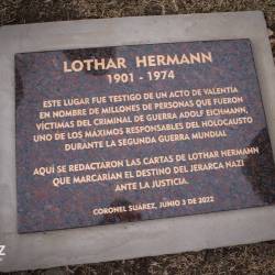 Placa homenaje a Lothar Hermann en su casa de Coronel Suárez